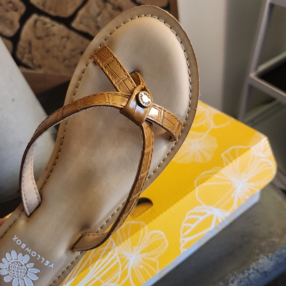 💖💖💖Tan Yellow Box Croc-Embossed Thong Sandal with Decorative Button